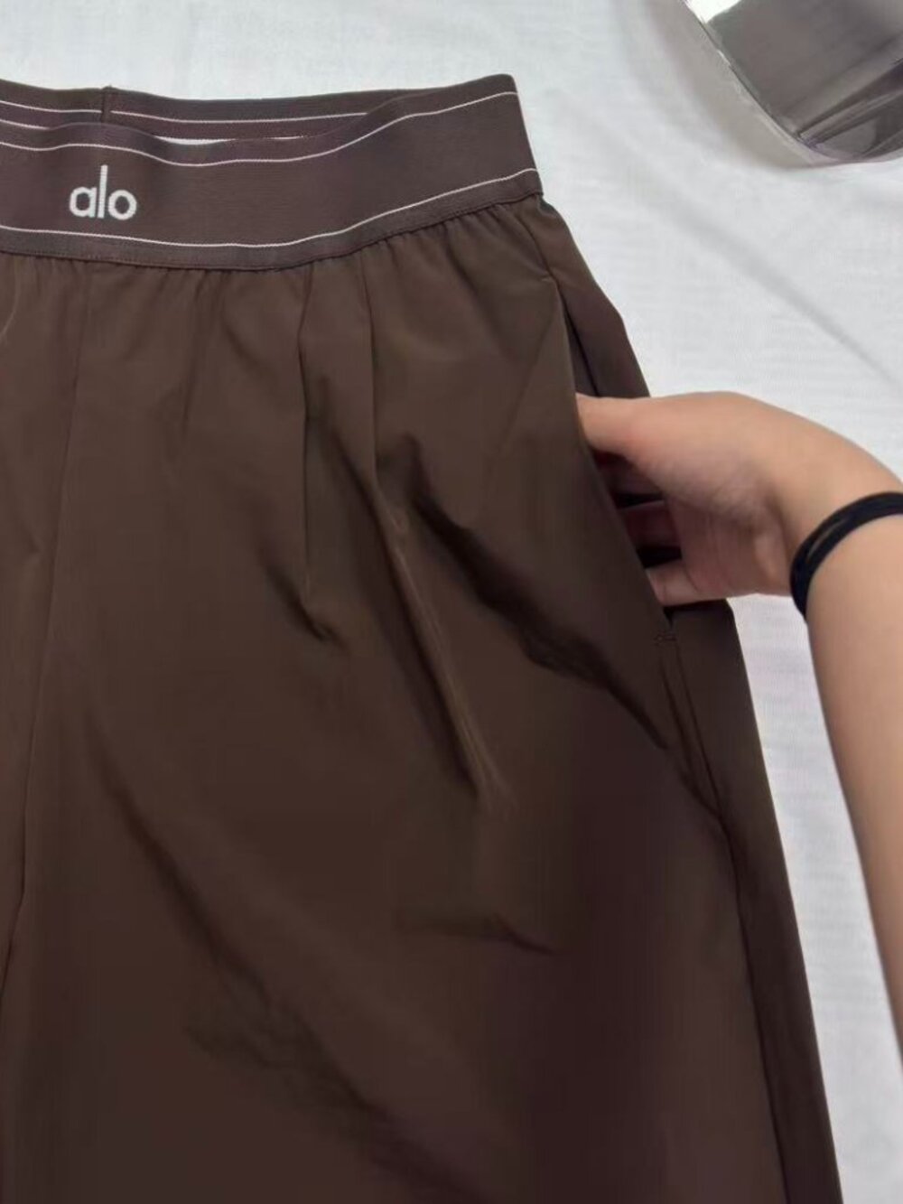 Model Off Duty 🛀 ALO Yoga Suit Up Trouser Coffee Brown🤳Wide-Leg Long-Leg Look - Picture 6 of 8